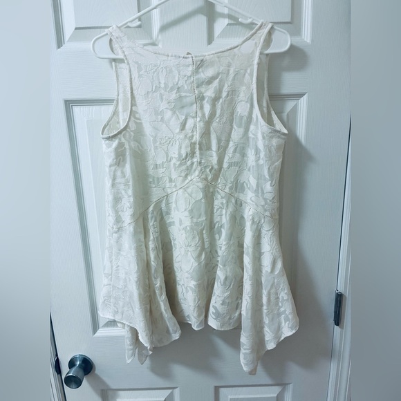 Vanessa Virginia Asymmetrical Sleeveless Lace Tunic Top - Picture 3 of 5